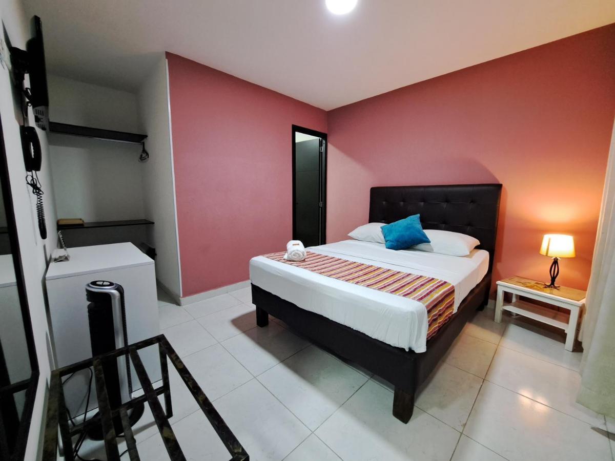 9-25 Hotel Pereira